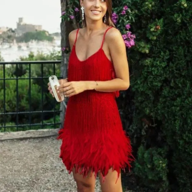 Vestido de costura de plumas con lentejuelas y borlas