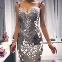 Elegante vestido de lentejuelas de manga larga ajustado